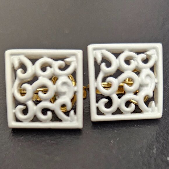 Vintage Trifari White Enamel Chain & Pendant Necklace and Earrings - Picture 10 of 14